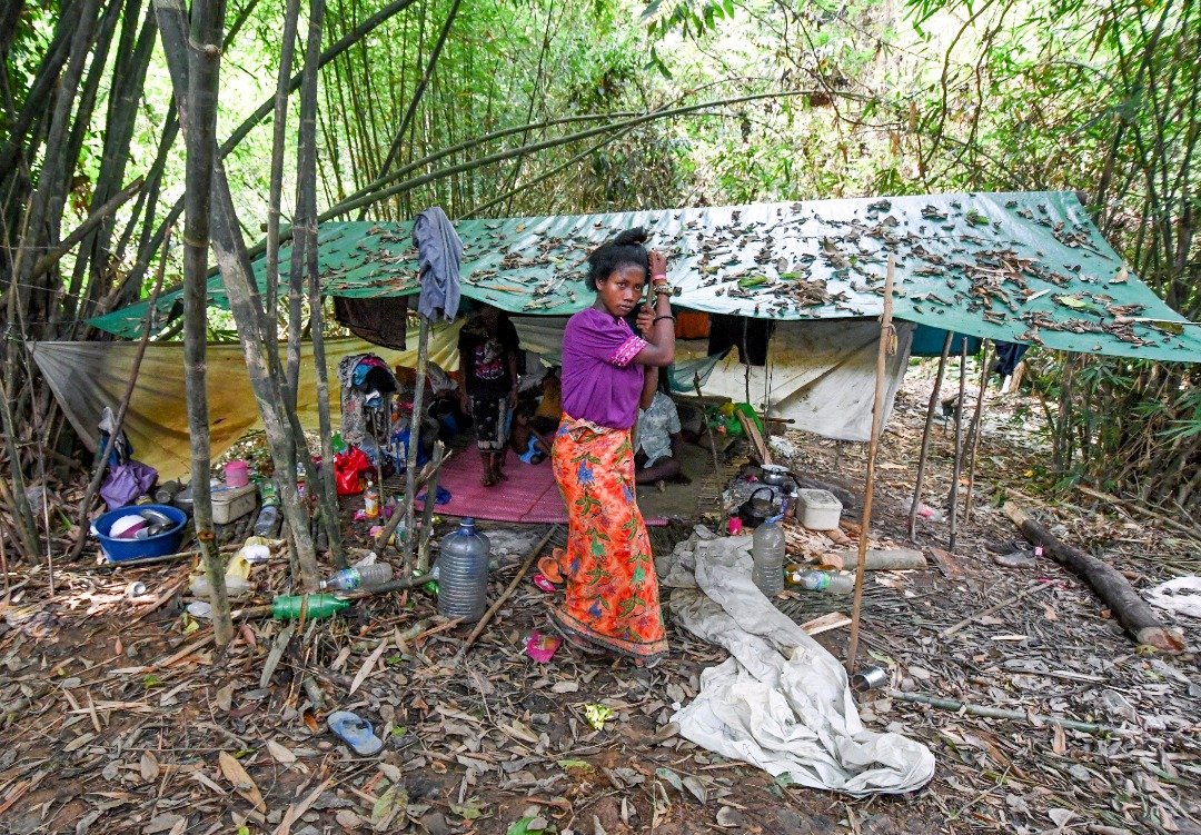 逐水而居的原住民家庭经常为获取干净水源而就地建设家园，图为峇迪族女原住民一脸茫然地望向毗邻水源地带。