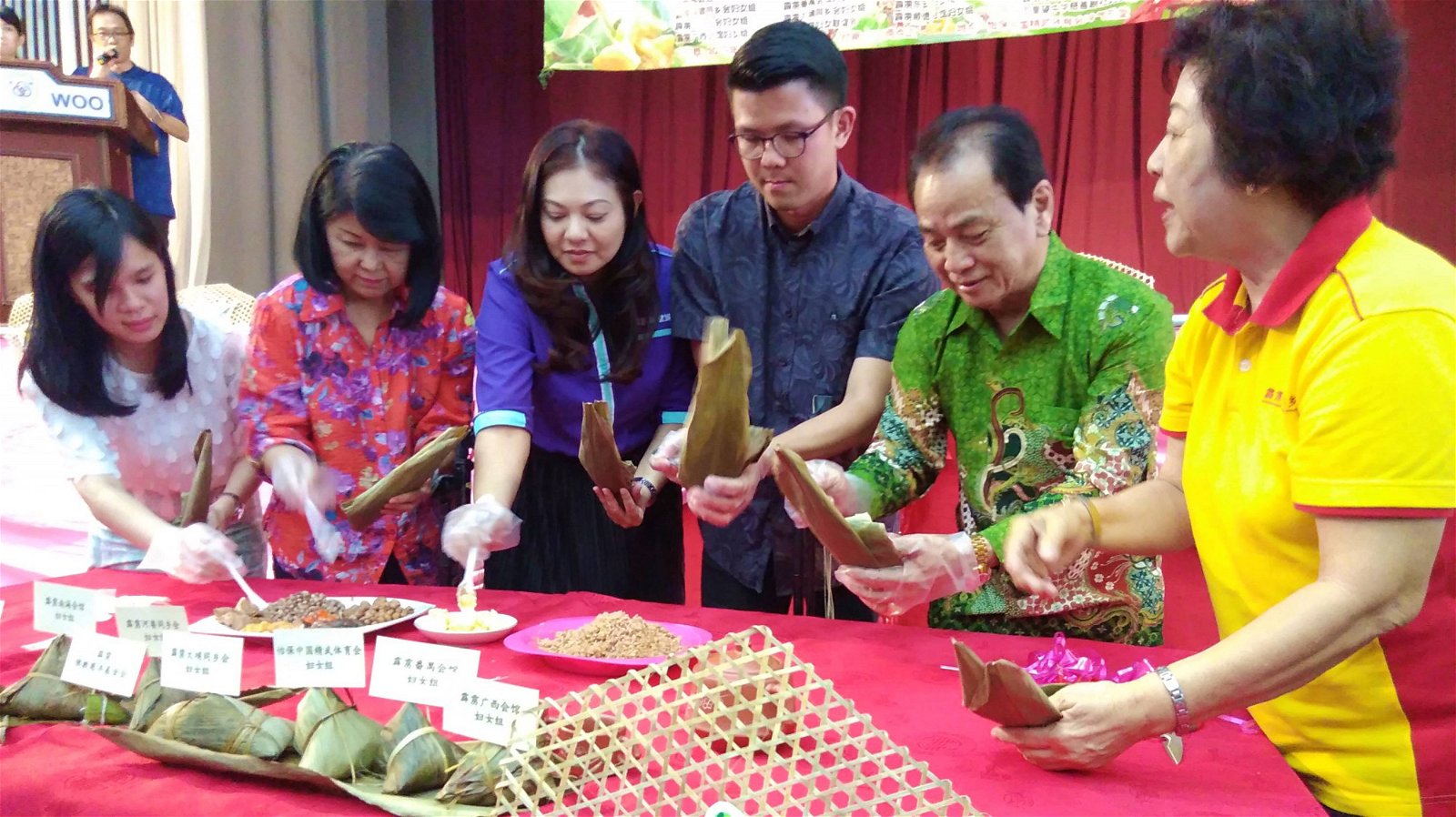 陈家兴（左4）在粽子文化交流会上亲自包粽，左起是张慧 莹、黄玉珠、唐佩娟及蔡文玉。