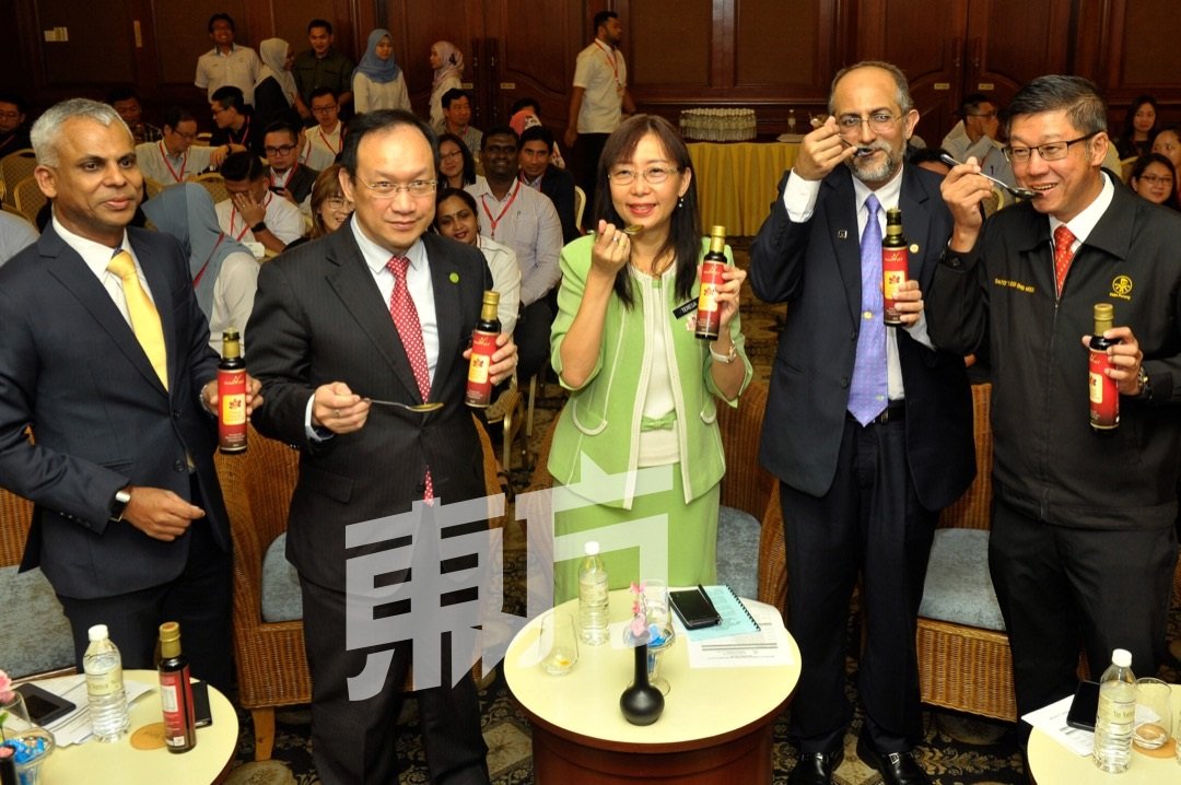 郭素沁（左3）在活动上尝试了红棕油，并声声赞好，左起为史特文、陈耀宗、阿末柏兹和黄英福
