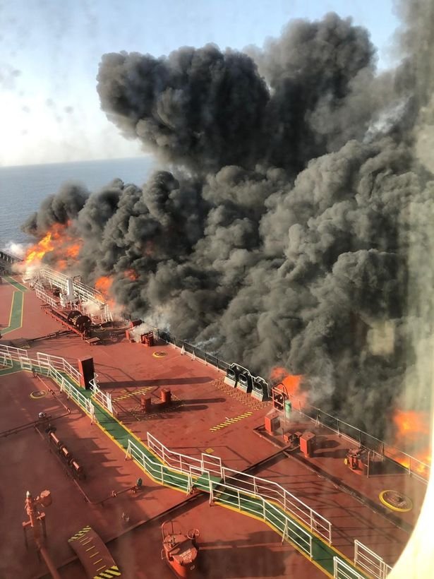 据悉，油轮Front Altair号的所有船员已弃船并被邻近船救走。这是英国镜报从消息人士得到的现场照片，可见火势猛烈，冒起滚滚浓烟。