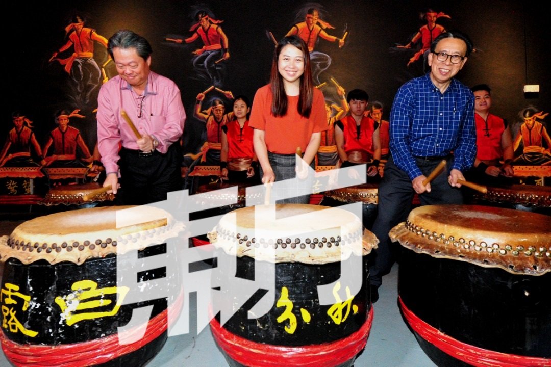 黄楚沅（左起）、廖彩彤及陈再藩一起擂鼓，为廿四节令鼓文化馆主持推介。（摄影：杨金森）