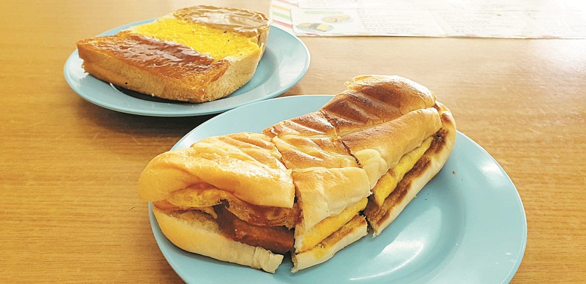 涂上花生、牛油及咖椰三色面 包，及烤得香喷喷的乌达鸡蛋面 包，哪个是你的最爱？
