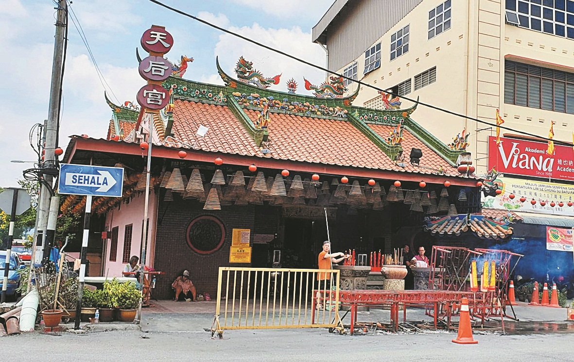 拥有百年历史的林氏宗祠天后宫香火鼎盛，多年来已成为峇株的重要地标。