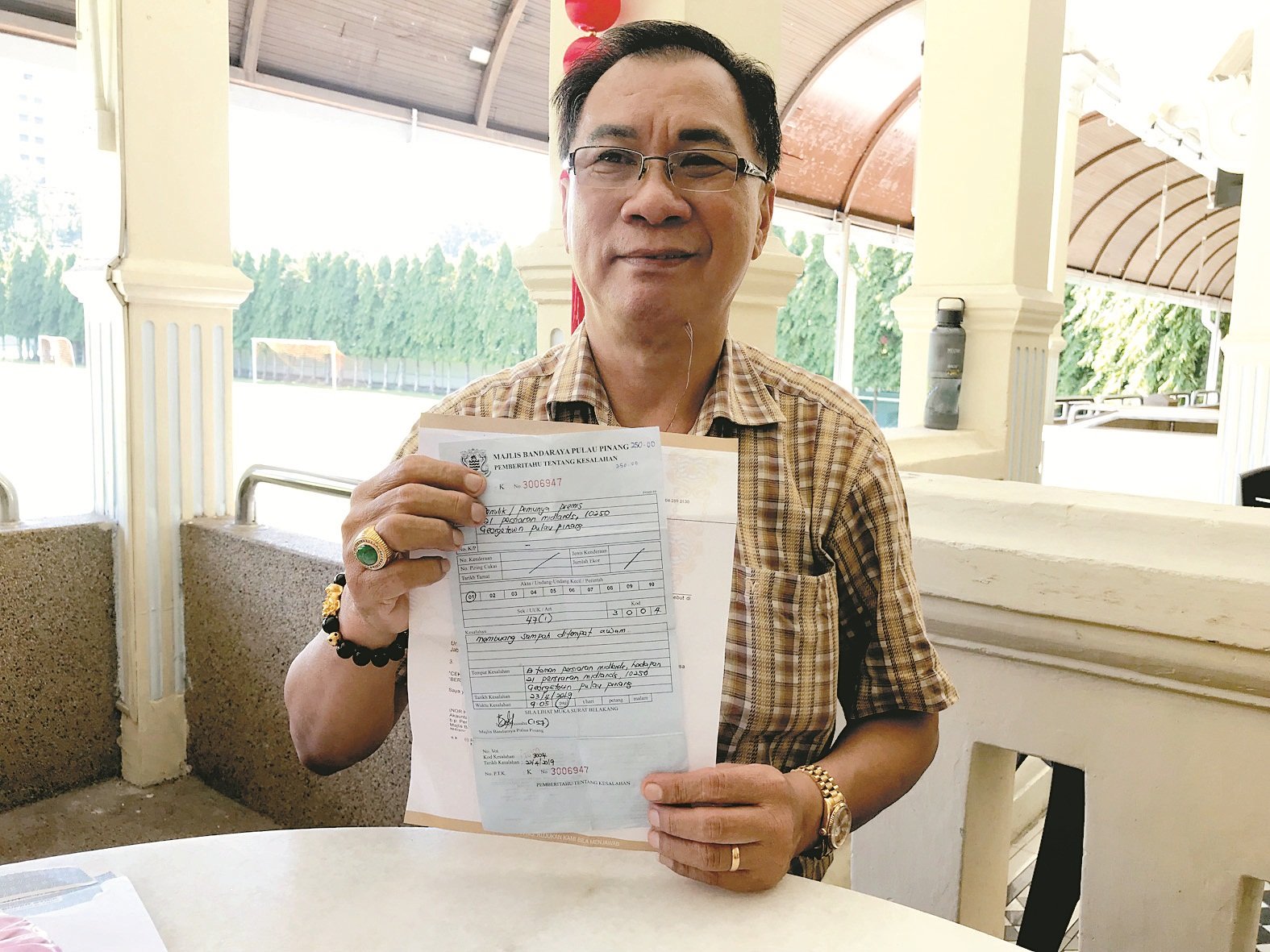 廖泳铭不满槟岛市政厅所开出的罚单，他否认该垃圾是他丢的，因此希望当局可以还他一个公道。