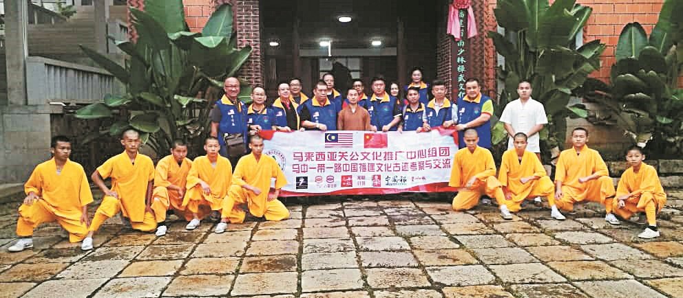 孙橹华（第二排左4）带领考察团参观中国泉州南少林寺。