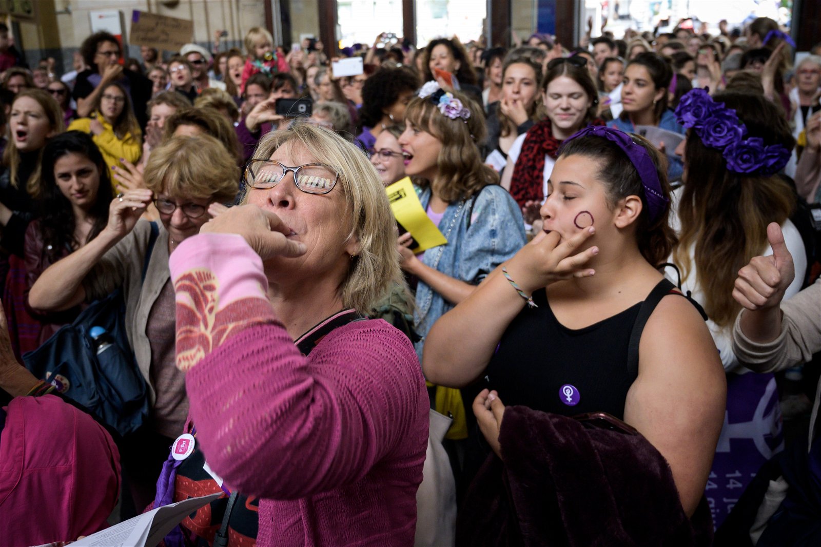 参与全国性平权示威活动的瑞士女性，在洛桑的火车站的快闪活动中齐吹口哨。示威者以紫色做抗争主色调，争取“更多空暇、更多薪金、更受尊重”。