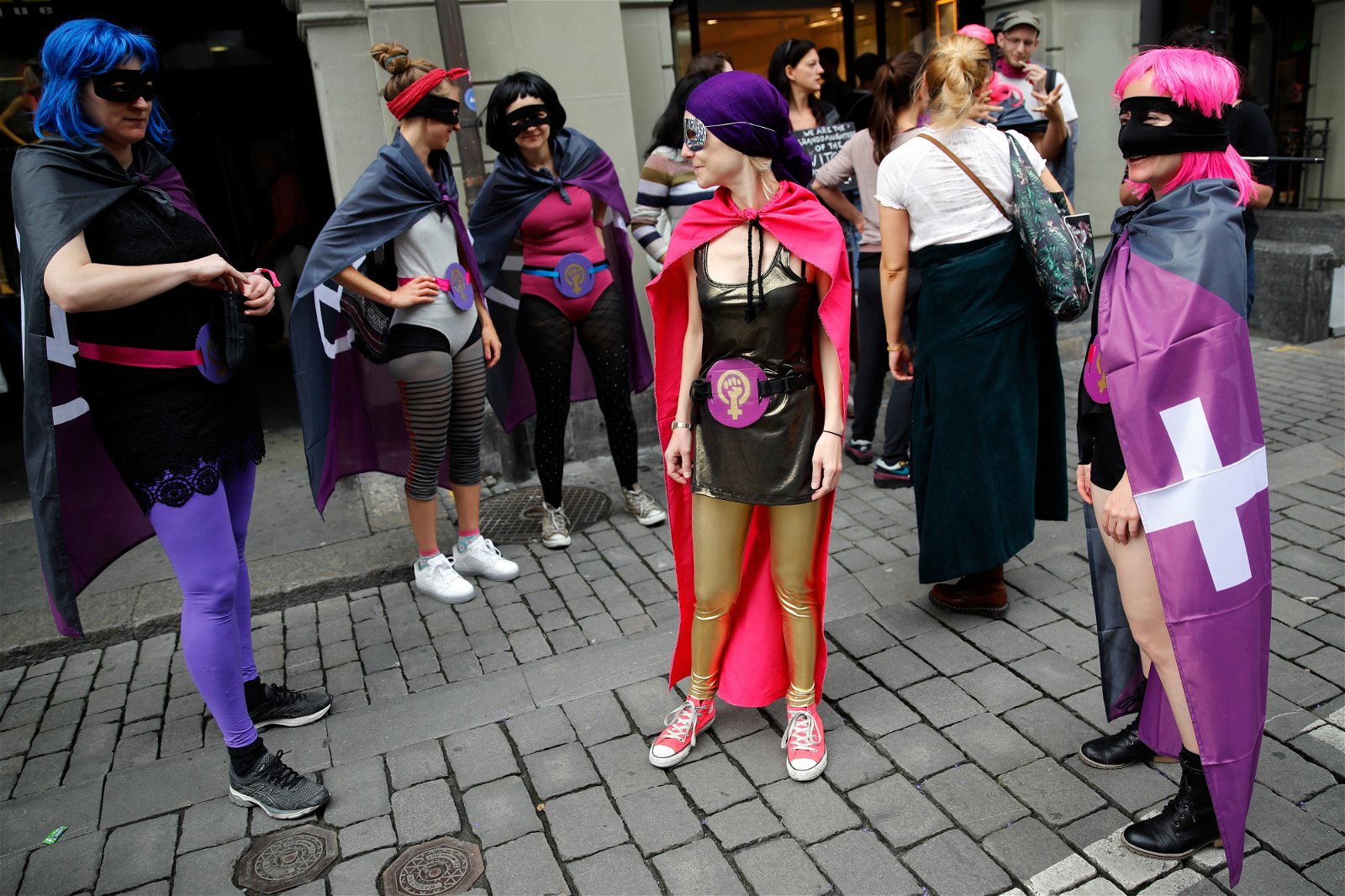 瑞士首都波恩的街头，女子经过精心打扮参与示威。瑞士多座城市以不同活动抗争，包括办推婴儿车游行、哨子音乐会、大型野餐及晚间大集会等。