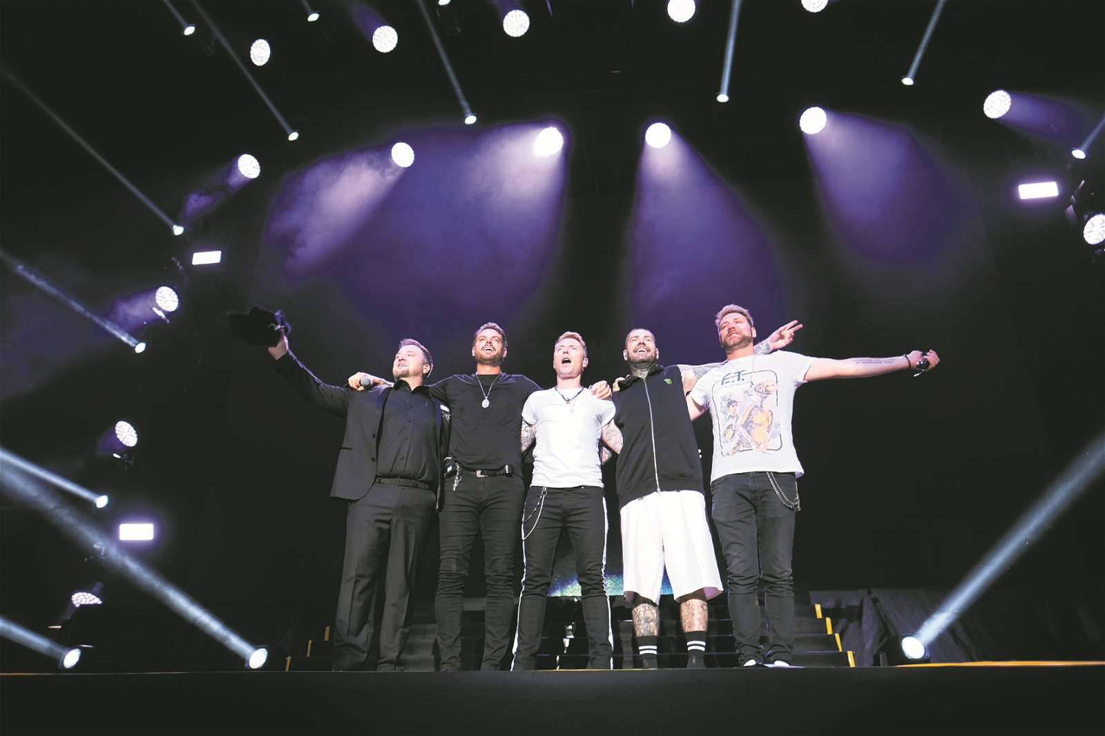 布莱恩（右）为演唱会担任开场嘉宾，并带来多首西域男孩的歌曲，让歌迷不禁涌现出西 域男孩5人完整体的画面。