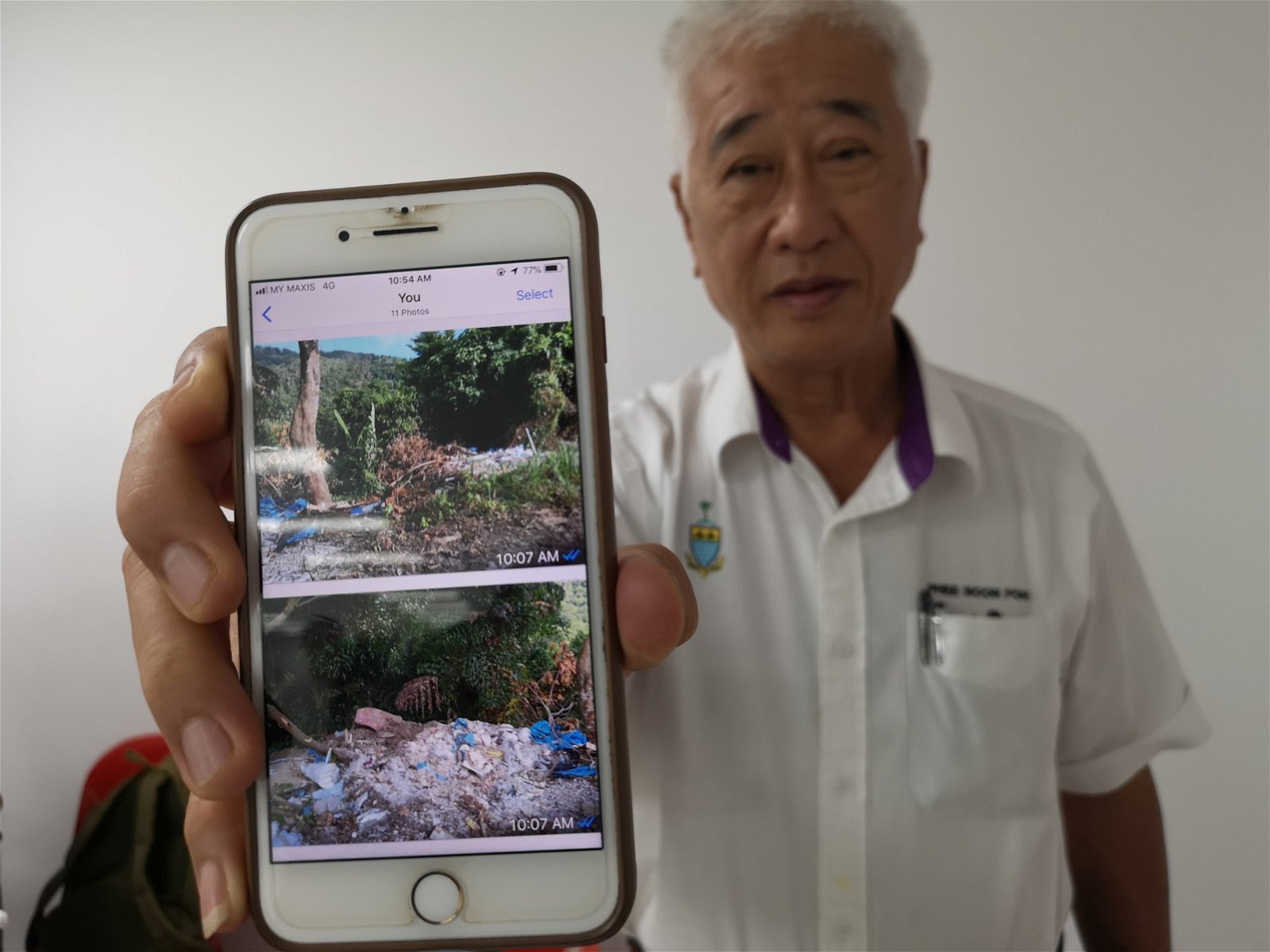 彭文宝展示浮罗山背非法垃圾场的情况，因此，州政府有意立法在罗里安装追踪器。