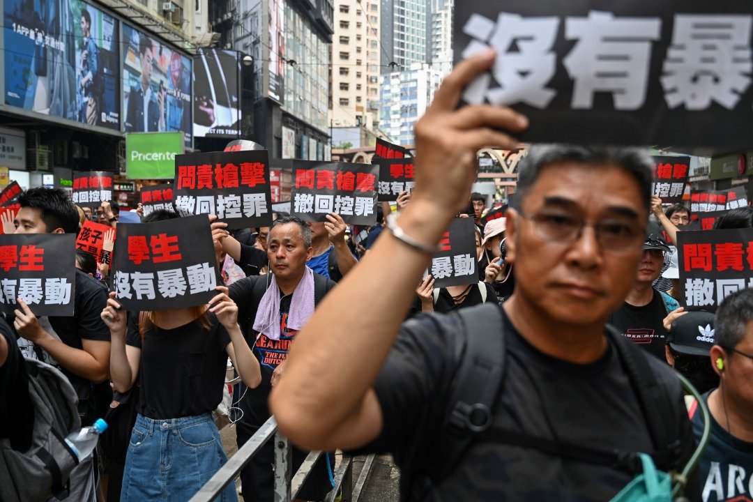 香港泛民主派团体民间人权阵线（简称民阵）周日再度发起反修例游行，从维多利亚公园游行至立法会综合大楼外的添美道。上街示威的民众纷纷高举“问责枪击，撤回控罪”、“孩子不是暴徒”、“学生没有暴动”等抗议标语。