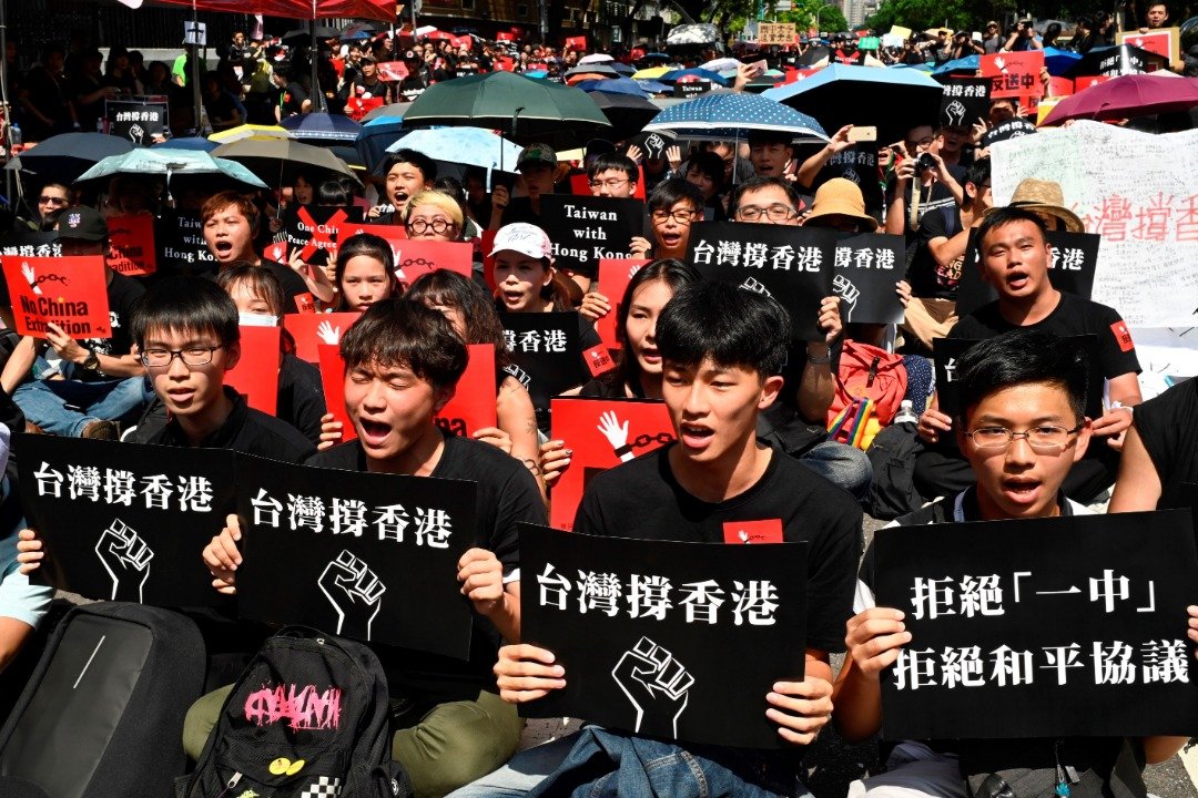周日下午在台湾，大批当地大学生在台北街头声援香港反修例游行，这些学子们手里拿著写有“台湾撑香港”、“拒绝‘一中’，拒绝和平协议”等标语，高喊口号声援对岸同胞。