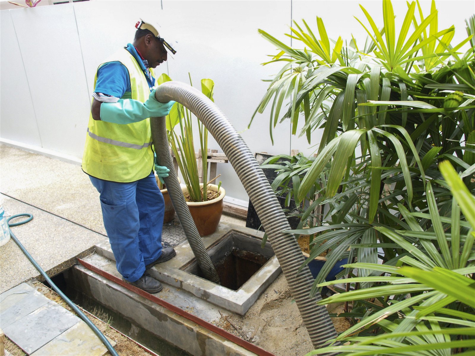 个别粪池须定期清理，以确保能正常运作，防止污水流入河流。