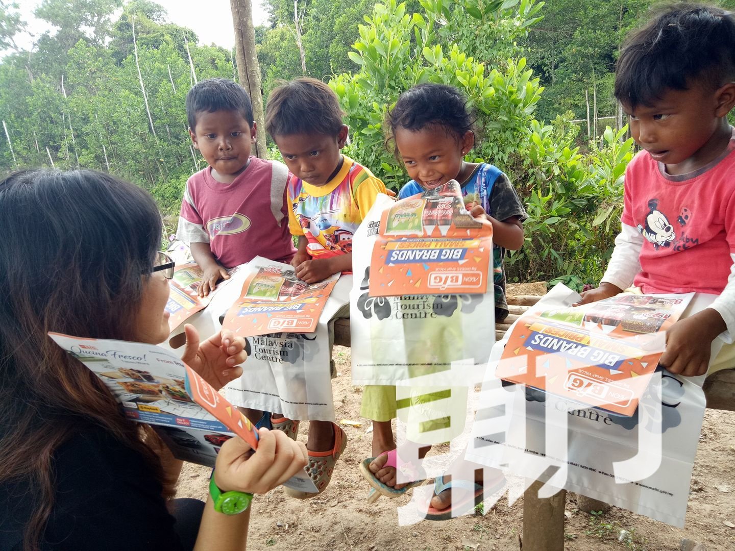 马来亚大学学生在倪凤幼的带领下,经常走入村里陪伴原住民孩童，教导他们基本的语言词汇。