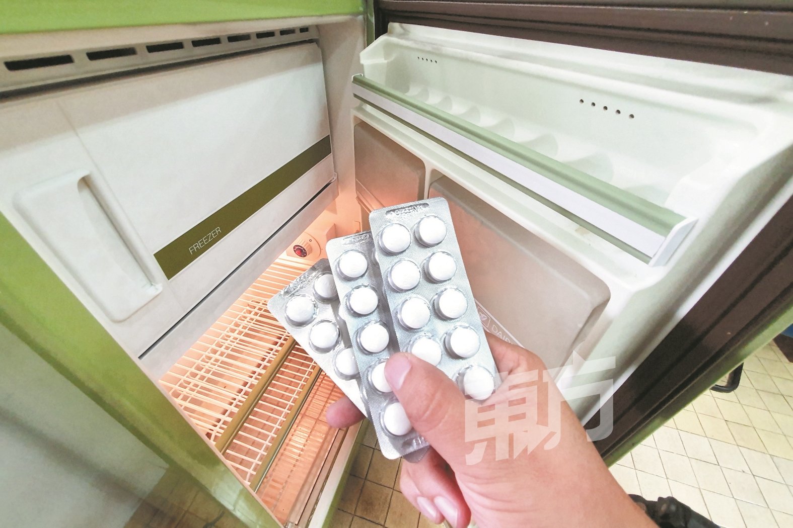 除了特定需要存放于冰箱的药物，普通药物并不建议存放于冰箱中，以免药效被破坏。