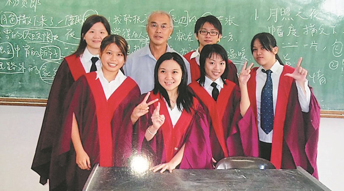 刘钦宓（ 后排左2 ） 执教时 期，与学生们合影。（受访者提供）