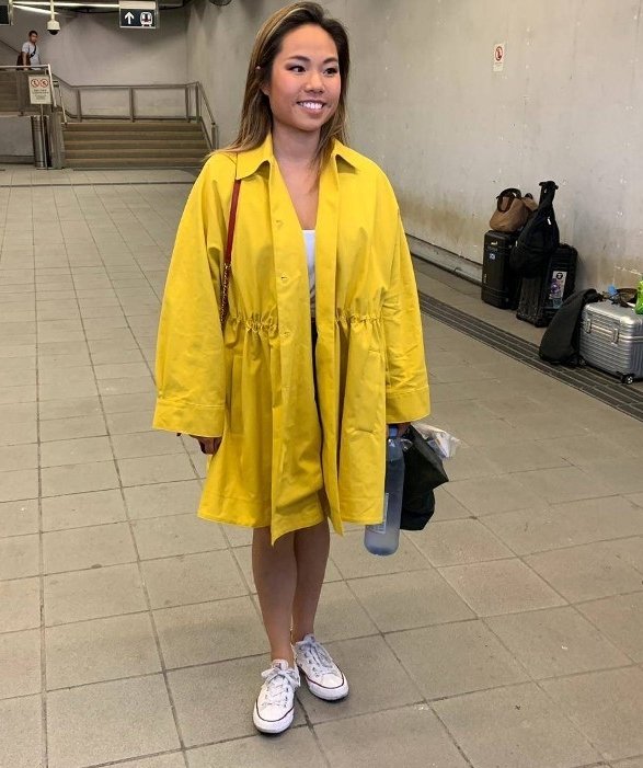 一身黄雨衣打扮的Heidi。（图取自东网）