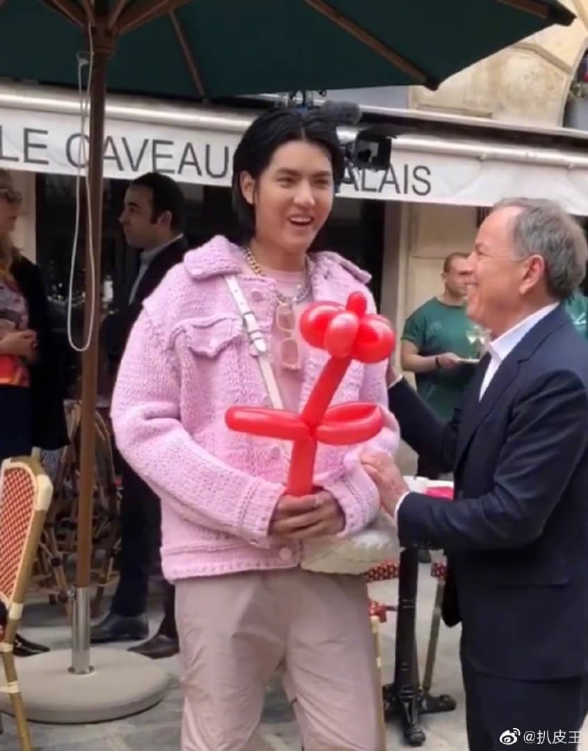 吴亦凡身穿粉色针织毛衣出席巴黎活动。（ 图取自微博）