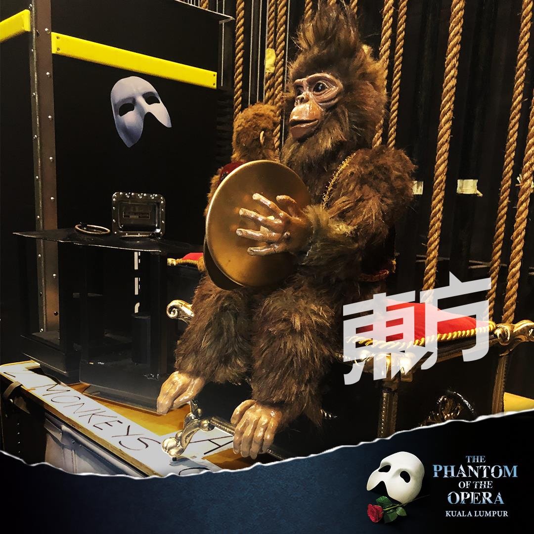猴子造型的音乐盒发出清脆响亮的声音，贯穿整部剧始末，是剧中不可或缺的道具之一。（图由Base Entertainment提供）