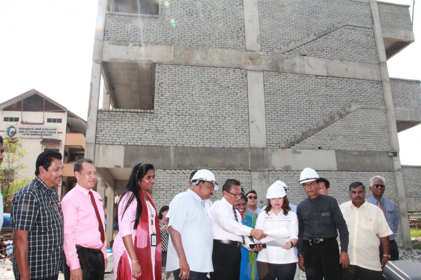 张念群（左6）在大山脚峇东丁宜泰米尔学校校方陪同下，巡视新校舍工程。