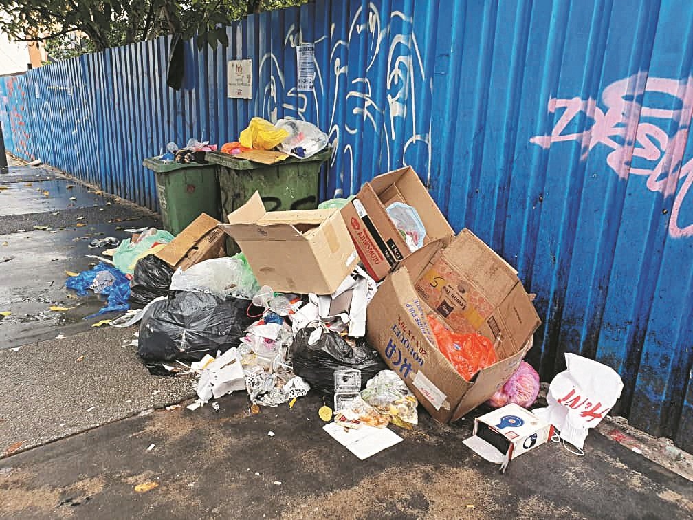 尽管茨厂街一带设有垃圾桶，不过垃圾桶周围仍出现堆积如山的垃圾。根据了解，垃圾罪魁祸首是老鼠巷的非法小贩，当局将正视此事，以免情况继续恶化。