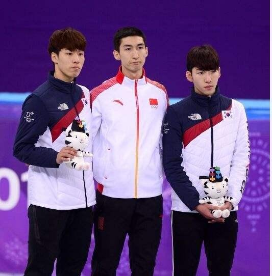 韩国平昌冬奥会男子1500公尺颁奖礼，左起为银牌得主黄大宪、中国金牌得主武大靖和韩国铜牌得主林孝俊。