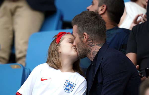 大卫柏罕带哈珀看国际足总女子世界杯，在观众席嘴对嘴亲吻。