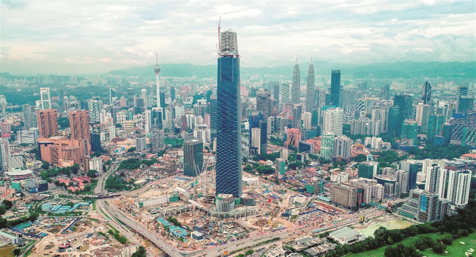 座落在吉隆坡敦拉萨国际贸易中心的106交易塔（Exchange 106）目前在如火如荼施工中。该建筑物高106层，高度达到492公尺，足足比吉隆坡双塔楼高出40公尺。