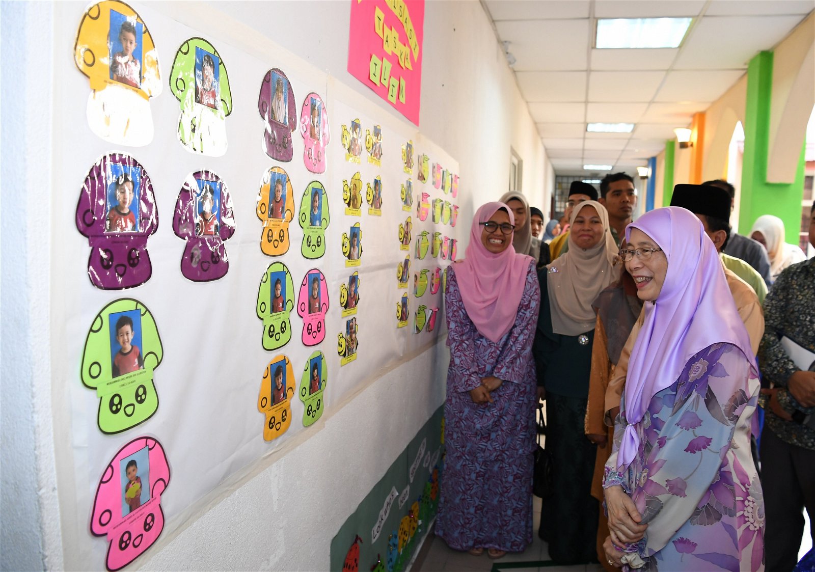 旺阿兹莎出席社会发展局儿童宗教活动闭幕后，参观当地儿童的艺术作品。
