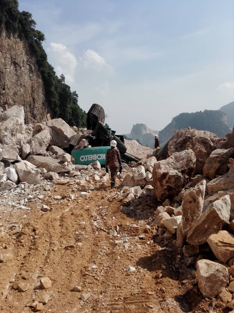 华裔挖土机死者在进行清理碎石工作时，遭掉落的巨石压中，当场不治。