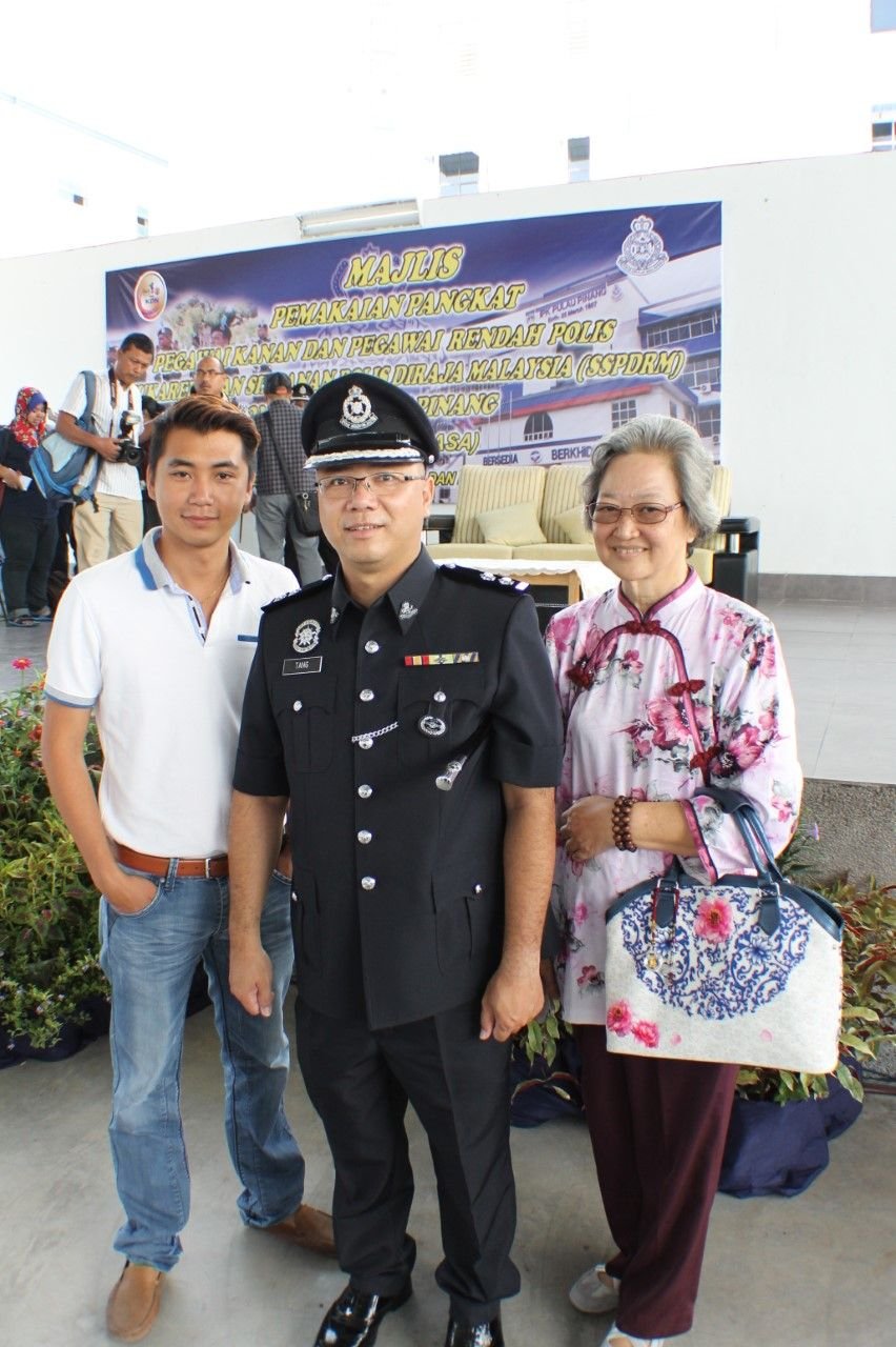 陈芃宏（中）升任警官，与校友陈良伟（左）及同事张悦珍老师分享喜悦。