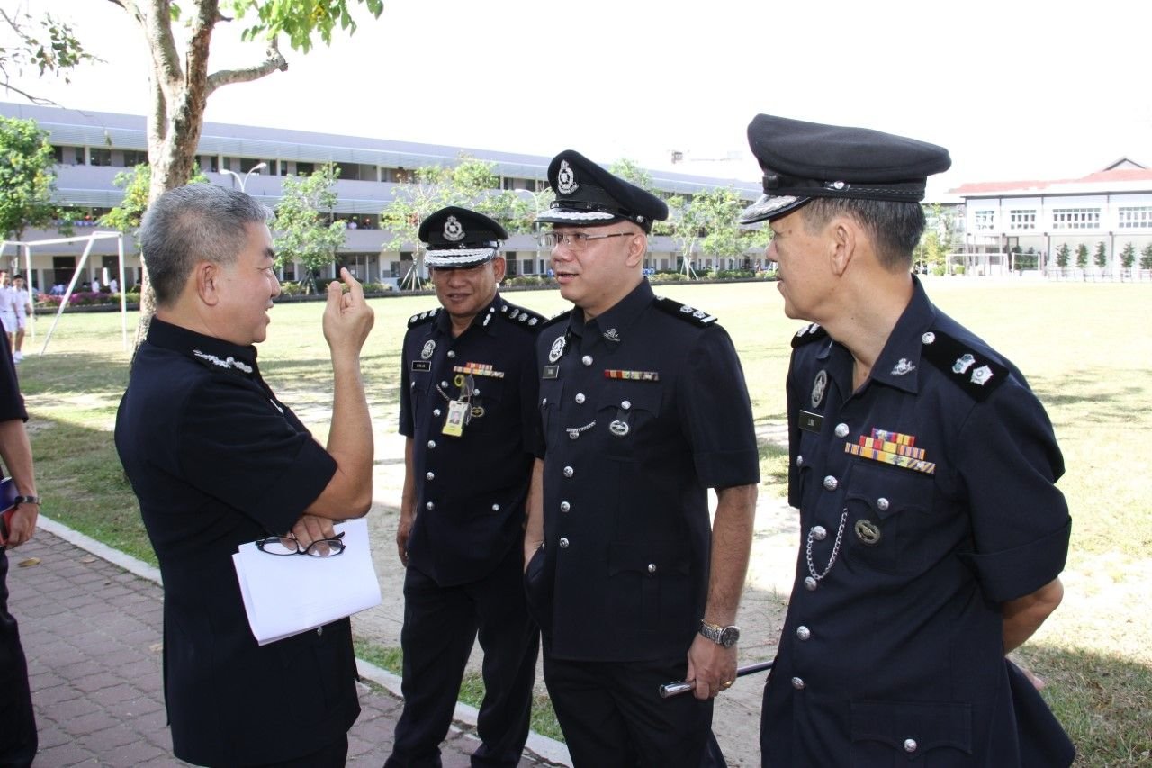 陈芃宏校长（左3）穿上警察制服，威风凛凛地与同僚合作无间。