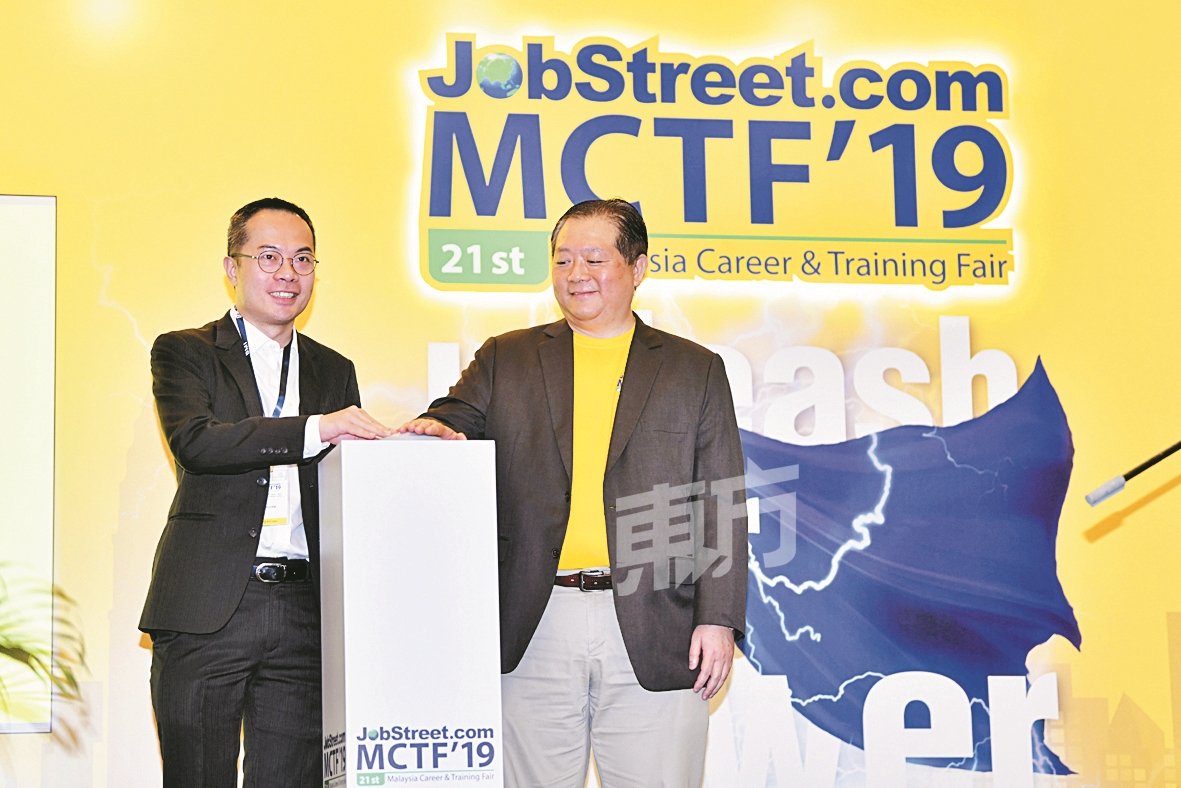 马来西亚职业与培训展2019一连两天展出，以协助求职者，找寻适合自己的工作，左起为吴明恩以及颜木欣。（摄影：伍信隆）
