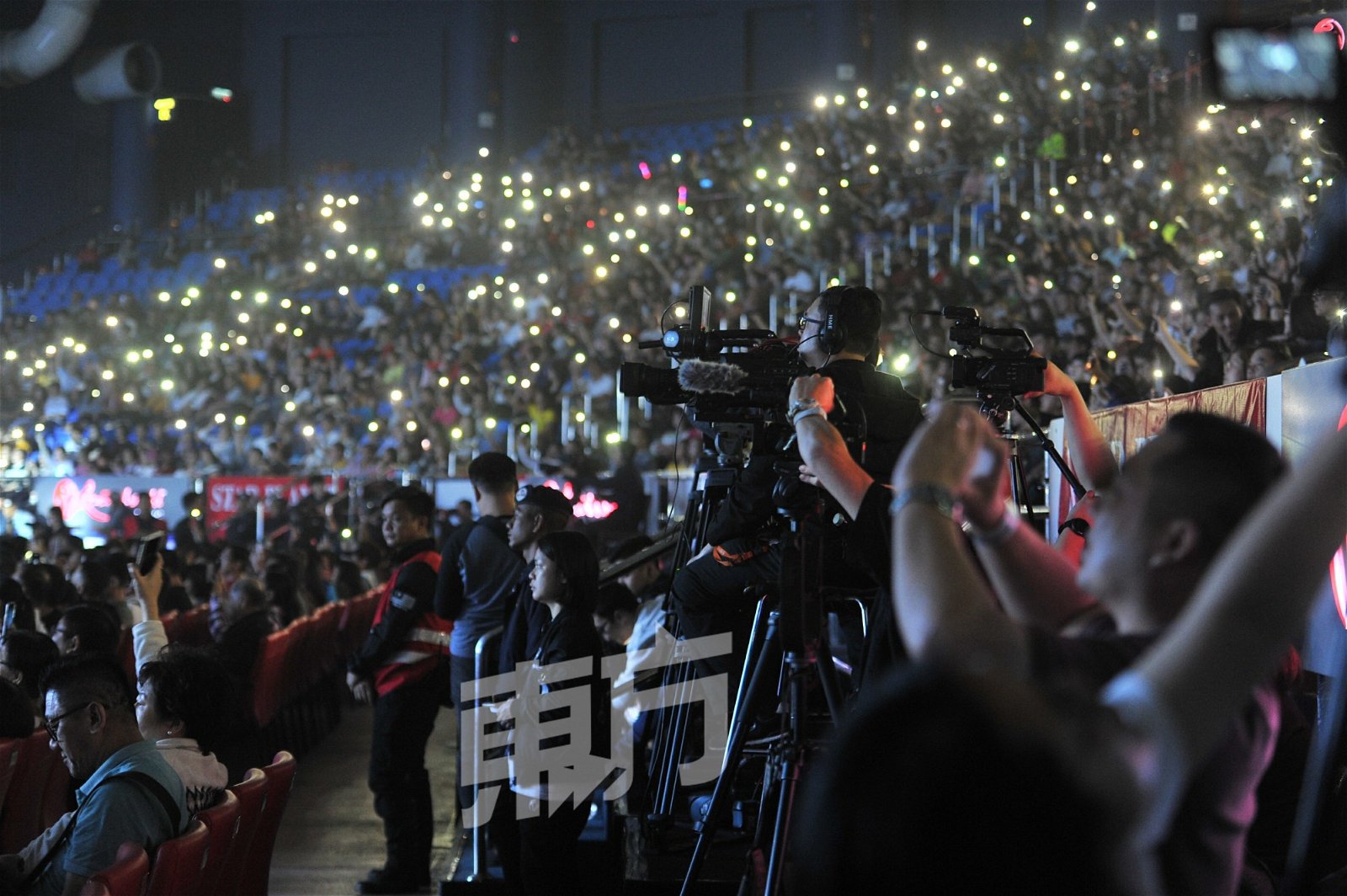 李幸倪演唱《双双》时要求观众开启手机手电筒打造灯海，一片漂亮灯海让她大赞很漂亮。