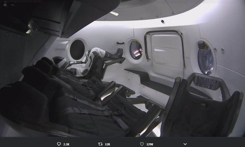 太空船舱内的假人“Ripley”。（翻摄推特elonmusk）