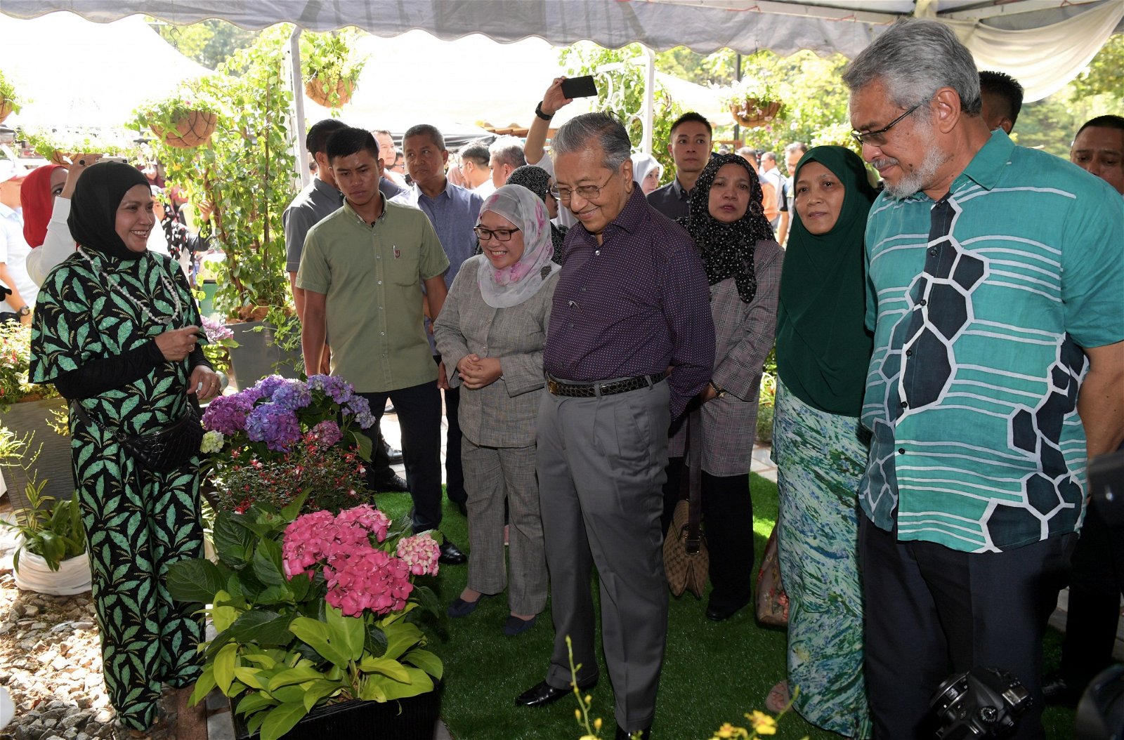 马哈迪（右4）为2019年国家景观节主持推介后，参观参展者所栽种的花卉。右为卡立沙末，右5为罗蒂娜。