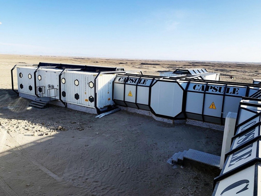 “火星营地”坐落于中国四大盆地之一的柴达木盆地边缘，当中搭建了“总部大楼”和“太空舱”等建筑。图为置放在营地的“太空舱”，其设计模拟了未来人类移居火星后的环境。
