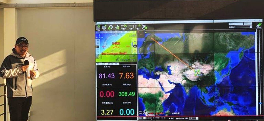 营员在参加“模拟火星著陆计划”实验时，电子屏幕上实时显示数据，并在荒芜乾旱的环境里，体验雅丹特有的风蚀脊地貌。