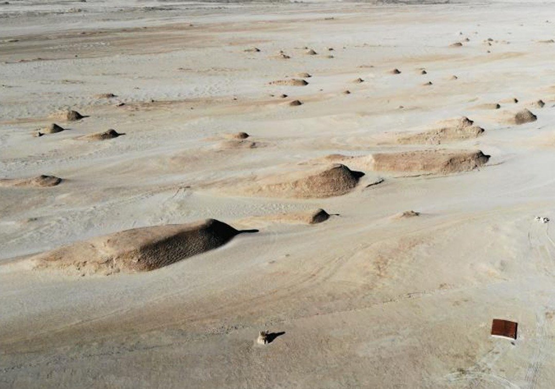图为俄博梁雅丹地貌，只见方圆百里之处尽是一片荒凉，其人烟荒渺的迹象让它被称之为“地球上最不像地球的地方”，亦是地球上最像火星的地方。而“火星营地”就坐落在这片土地上。