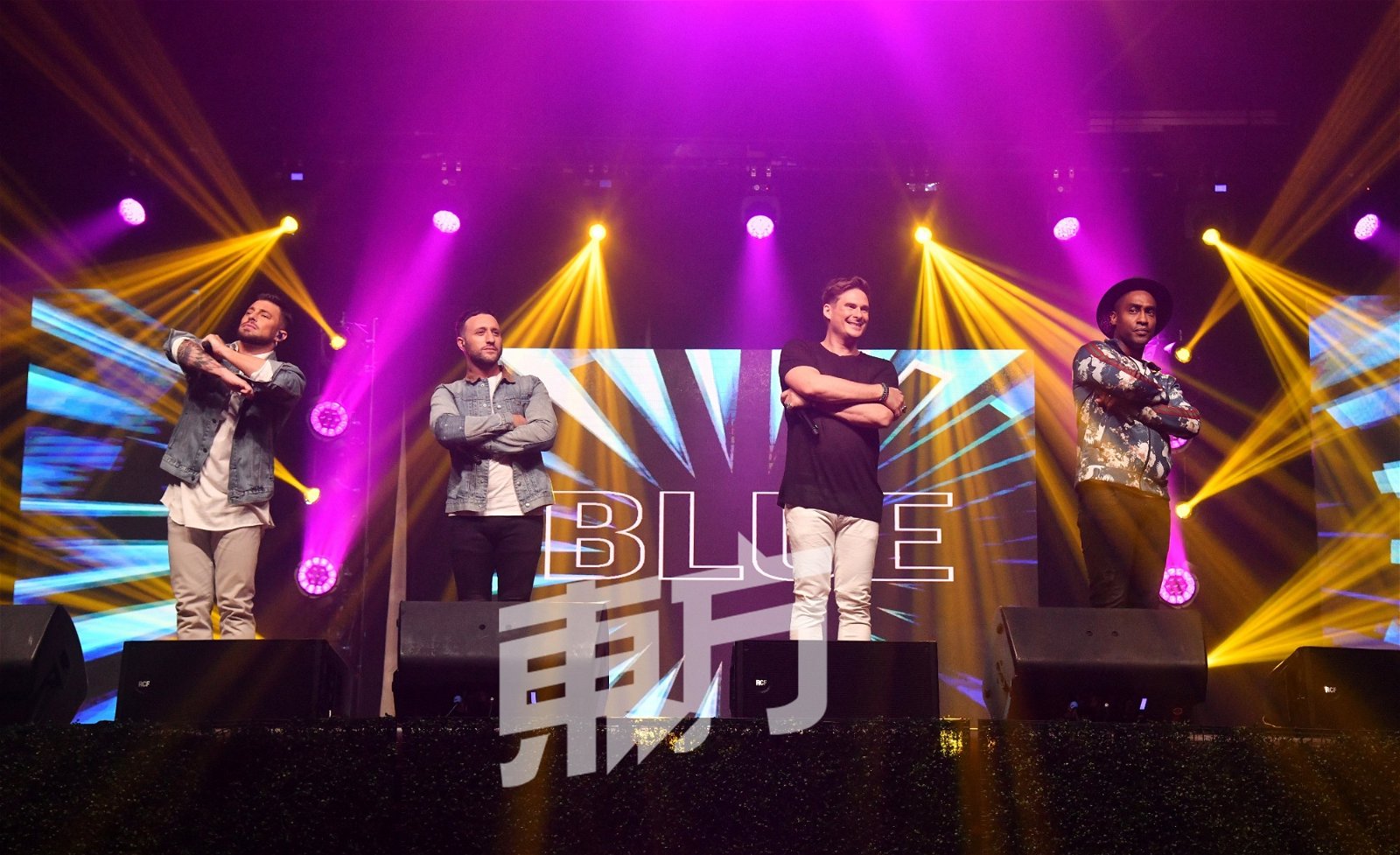 BLUE在离开舞台前带来《All Rise》，歌曲前奏一响起，尖叫声再次四起。