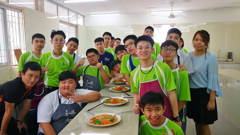 陈国豪（左）带领的烹饪学会，不仅可以胜任中西餐及亚洲餐饮，甚至还成为学校各项活动的御用餐饮供应商。