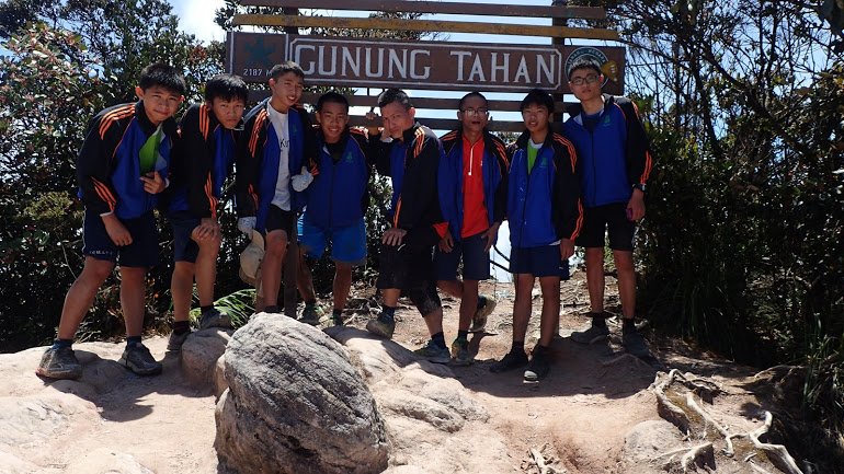 陈国豪（左5）每年或每2年都会带领3至8名学生攀登大汉山，累计至今13年来已有近40多名学生跟随他攀山。