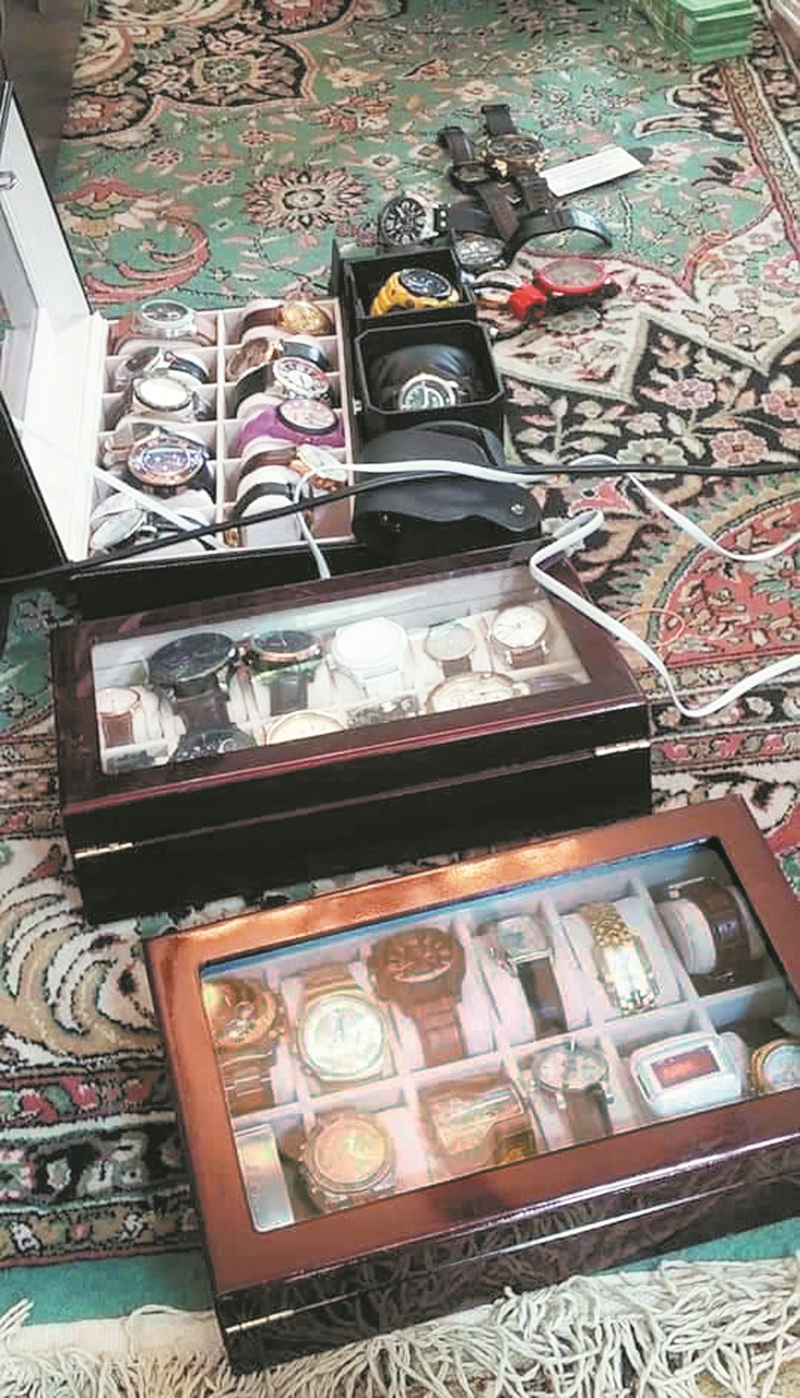 反贪会官员在搜查黑风洞兴 都庙管理委员会一高层住家 时，起获多枚名表。