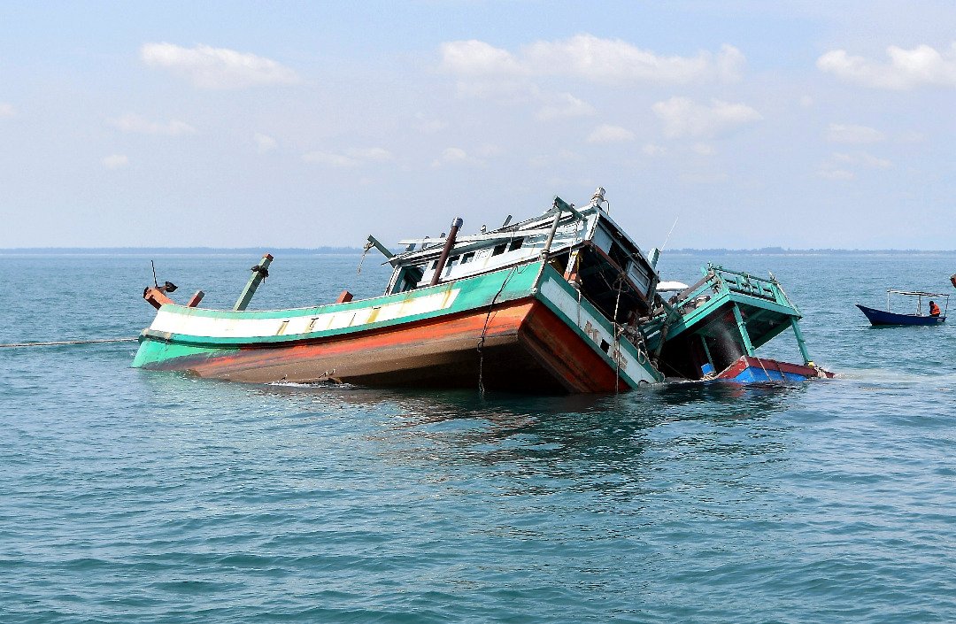 两艘被马来西亚海事执法局扣押的船只在道北海域4海里处被击沉，以利于海中生物多样化。