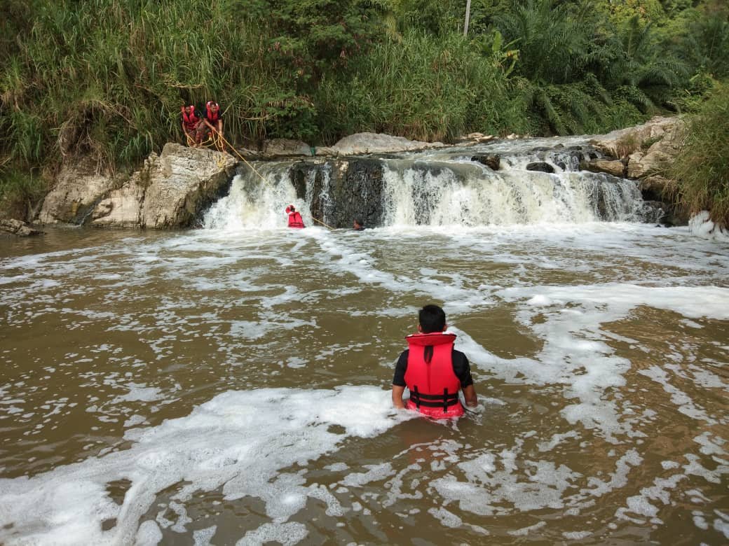 5名马来少年相约到打扪河戏水不料乐极生悲，2人证实遭急流卷走。