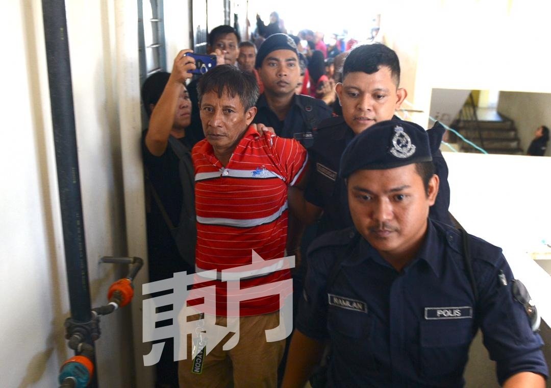 一名印尼籍男租户（中）因多次阻挡执法员封屋，最终被警员扣上手铐押走。（摄影：叶全凯）