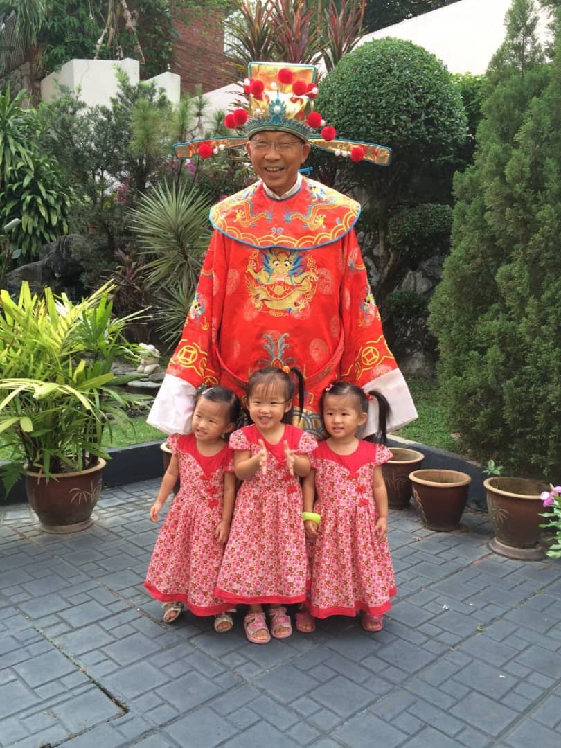 王观星与三胞胎孙女合照。对他来说，家永远是他生活最重要的避风港，家人是他心灵的寄托。