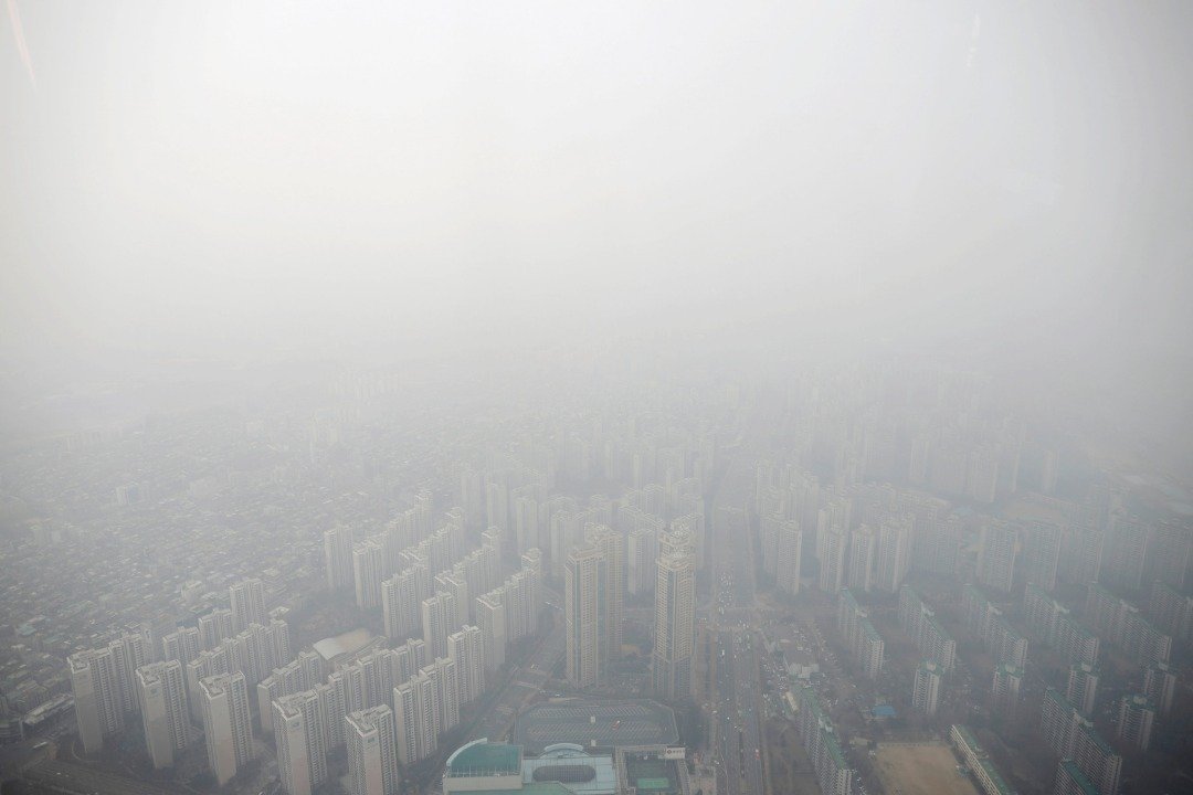 首尔市公寓群被浓重的雾霾笼罩著，灰濛蒙的环境让这座都市身处压抑的环境中。韩国近来雾霾污染的问题，已使不少当地居民及游客感到相当的担忧。