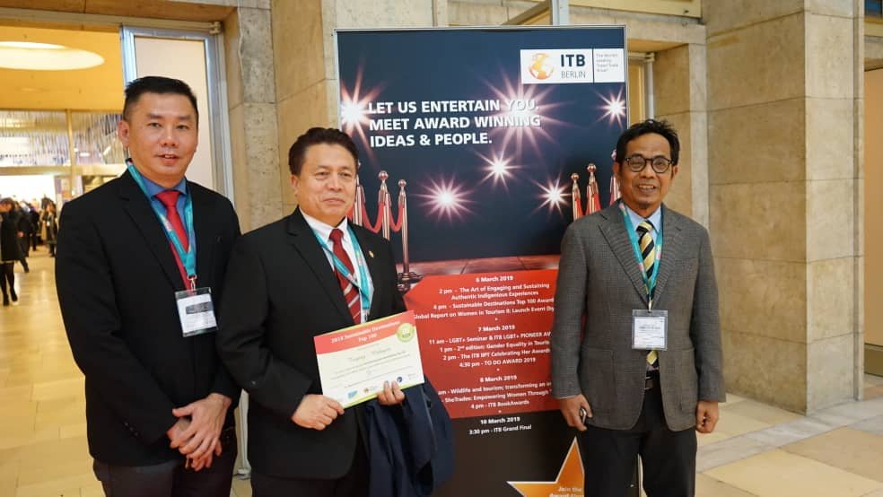 太平市议会在德国柏林国际旅旅贸易展览会上，领取最佳城市奖状。左起刘长一、阿都拉欣及布汉。