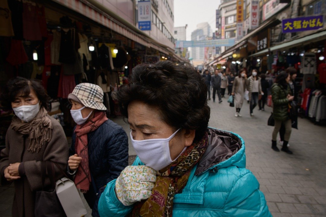 受雾霾影响，民众纷纷戴上口罩外出进行日常活动。韩国认为，中国空气污染物是导致韩国严重雾霾的主因，但遭到中国反驳。