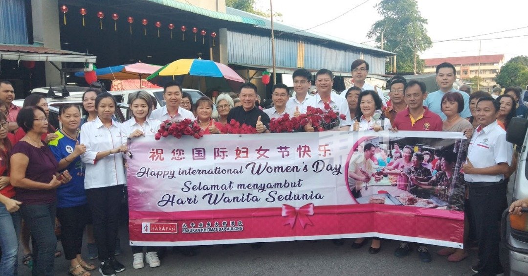 太平行动党配合周五国际三八妇女节，在后廊巴刹派花玫瑰花予妇女。前排左7起倪可敏及郑国霖。